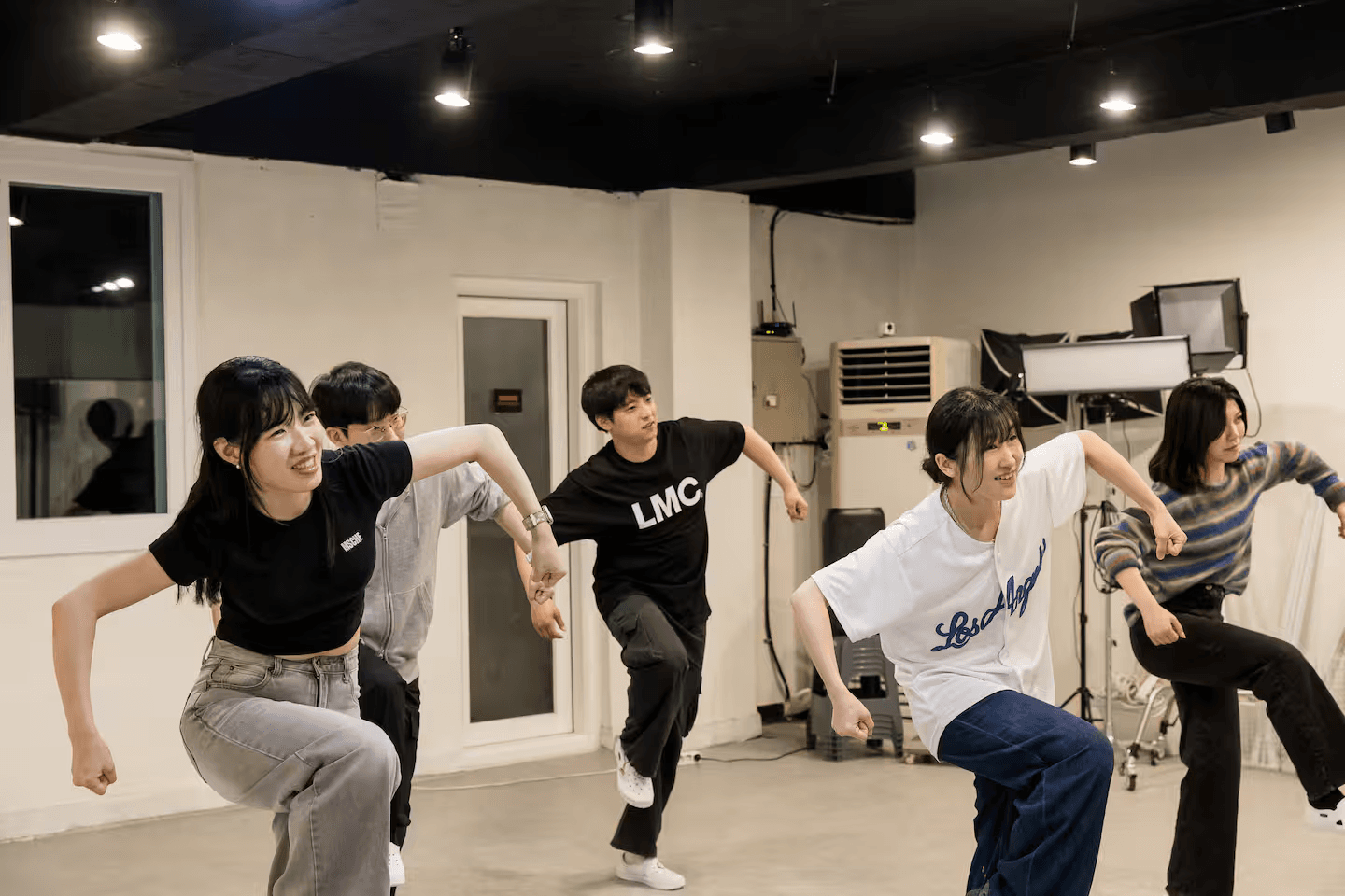 K-POP dance class in progress 1 - Students learning Korean choreography with professional instructor at AZIT Studio Seoul