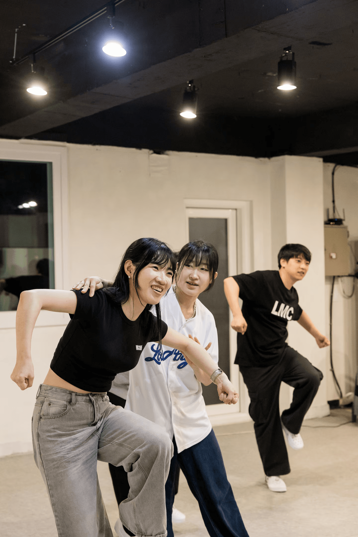 K-POP dance class in progress 3 - Students learning Korean choreography with professional instructor at AZIT Studio Seoul