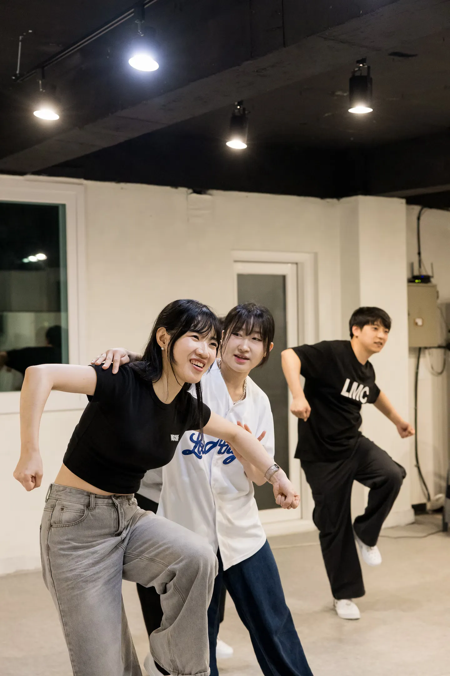 K-POP dance class in progress 3 - Students learning Korean choreography with professional instructor at AZIT Studio Seoul