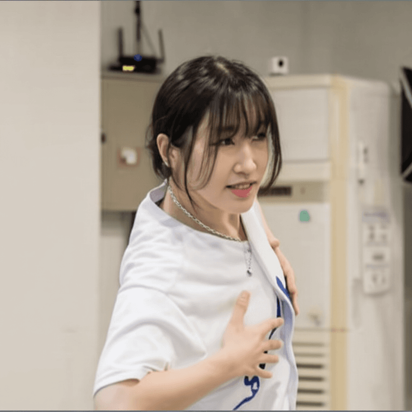 Professional K-POP dance instructor at AZIT Studio Seoul - English speaking dance teacher with Seoul Arts College background