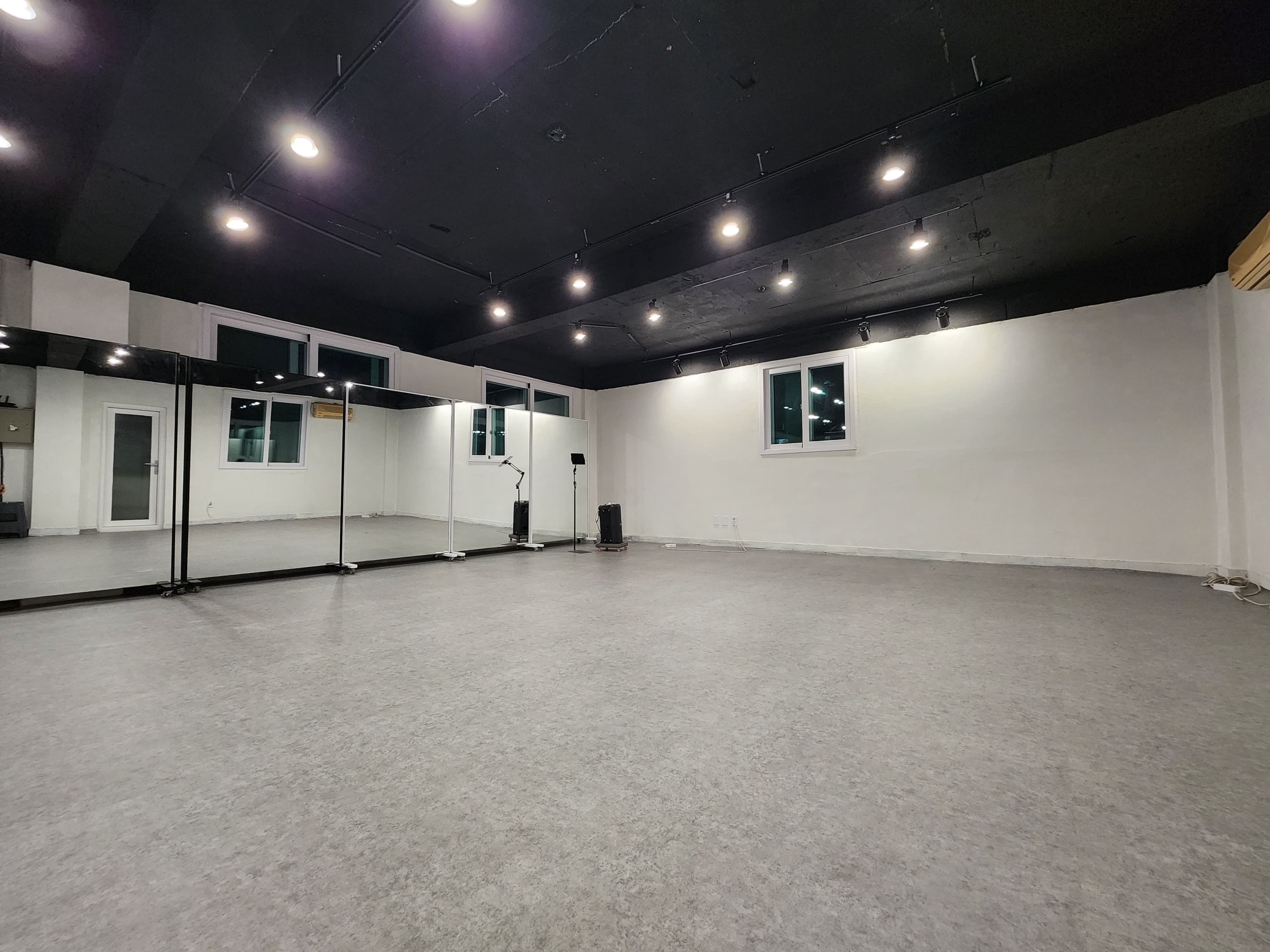 AZIT K-POP Dance Studio interior 1 - Professional dance practice room with mirrors and sound system in Seoul near Gyeongbokgung