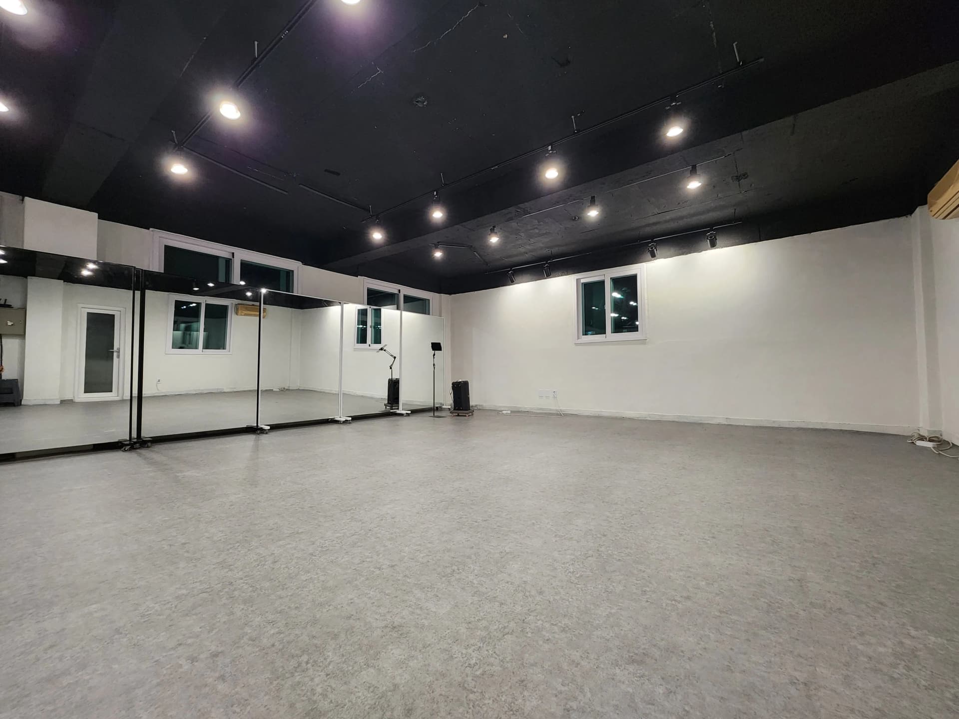 AZIT K-POP Dance Studio interior 1 - Professional dance practice room with mirrors and sound system in Seoul near Gyeongbokgung