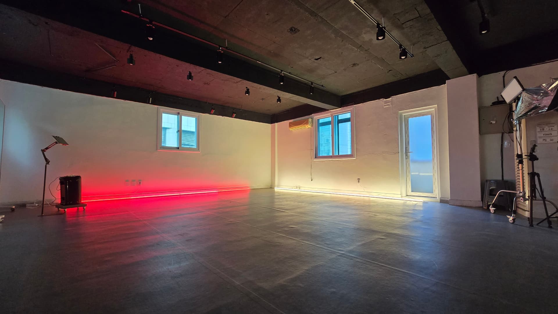 AZIT K-POP Dance Studio interior 3 - Professional dance practice room with mirrors and sound system in Seoul near Gyeongbokgung