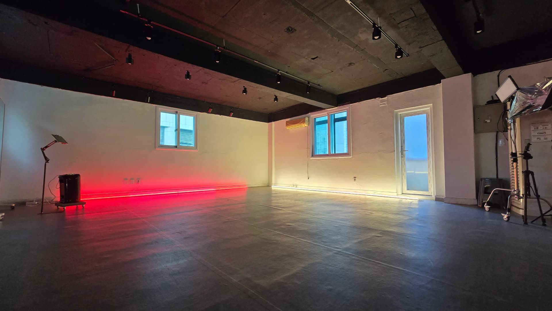 AZIT K-POP Dance Studio interior 3 - Professional dance practice room with mirrors and sound system in Seoul near Gyeongbokgung